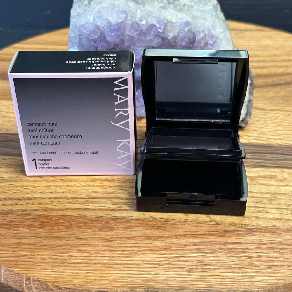 Mary Kay magnetic travel palette - Empty>holds 6 eyeshadow or 2 bronzer/blush mk